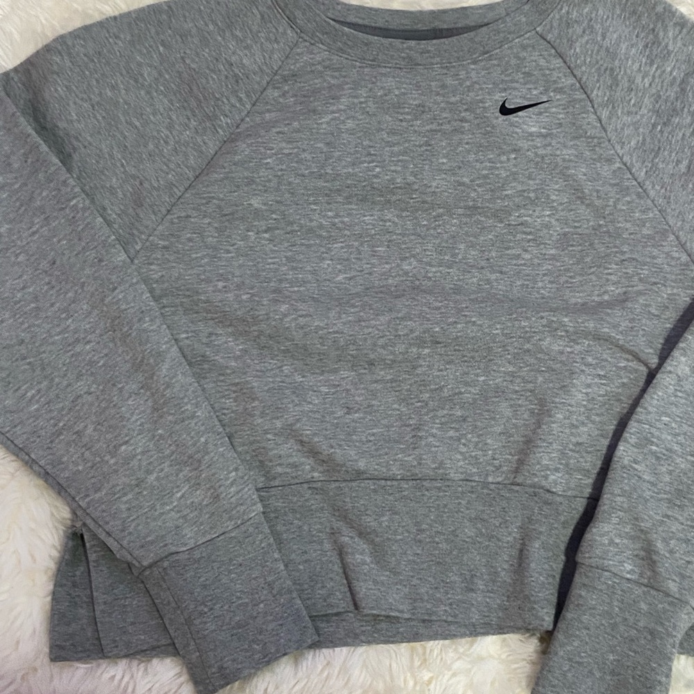 Kids Nike cropped crew neck with 2 slits in back and gray Nike striped lettering
